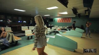 Oral Action at The Bowling Alley - лучшее порно 24/7 на HOTSEXVIDEOS24.COM