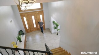 Amateur Scene: Mona Azar Gags On Big Cock & Gets Facial - смотрите горячие секс видео на HOTSEXVIDEOS24.COM