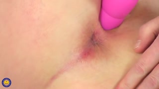 Suzie the British Housewife Fingers Her Horny Pussy - лучшее порно 24/7 на HOTSEXVIDEOS24.COM