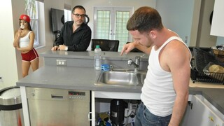 Handyman Gets Fucked by Latina - смотрите горячие секс видео на HOTSEXVIDEOS24.COM
