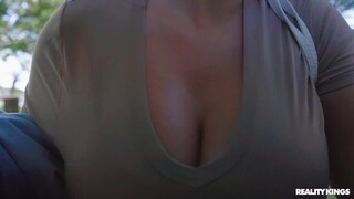 Outdoor Blowjob from a Blonde Bombshell - лучшее порно 24/7 на HOTSEXVIDEOS24.COM