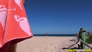 Brunette Gets Pranked with Shampoo - лучшее порно 24/7 на HOTSEXVIDEOS24.COM