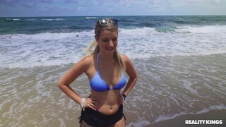 Young Blonde's First Beach Fuck - лучшее порно 24/7 на HOTSEXVIDEOS24.COM