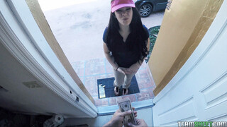 Money For Sex: Delivery Girl Kimber Woods Gets A Fat Tip - лучшее порно 24/7 на HOTSEXVIDEOS24.COM