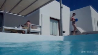 Beata's Shaved Pussy Outdoor Fun - лучшее порно 24/7 на HOTSEXVIDEOS24.COM