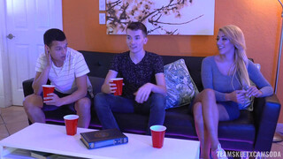 GOT XXX - Valentina Jewels Wild Ride - лучшее порно 24/7 на HOTSEXVIDEOS24.COM