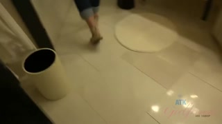 Kimber Woods Wild Bathtub Piss - POV Close-Up - лучшее порно 24/7 на HOTSEXVIDEOS24.COM