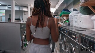 Local Laundromat Sucks: Jade and Tony's Hot Encounter - лучшее порно 24/7 на HOTSEXVIDEOS24.COM