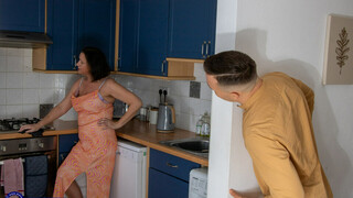 Giving My British Stepmom Eva Jayne a Facial in Lingerie - лучшее порно 24/7 на HOTSEXVIDEOS24.COM