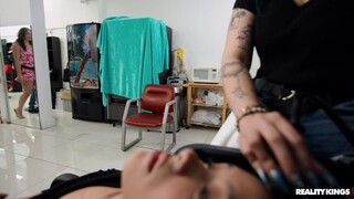 Amateur Hairdresser Takes Facial - Thong & Tattooed Babe - лучшее порно 24/7 на HOTSEXVIDEOS24.COM