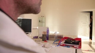 Blue Eyes and Bound: Candy Alexa's Clinic Ordeal - лучшее порно 24/7 на HOTSEXVIDEOS24.COM
